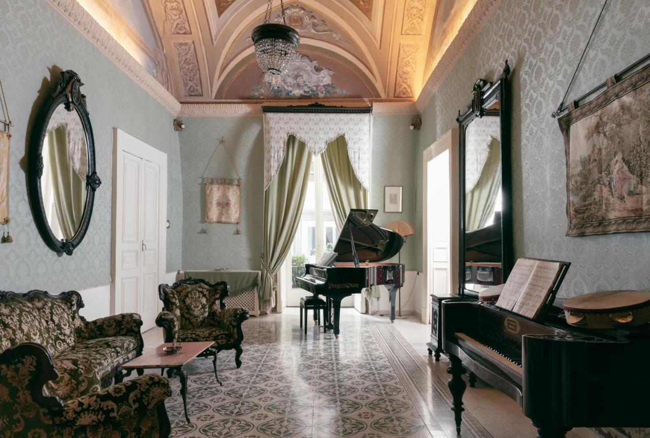 ホテル Carafa Di Maddaloni Residenza Di Charme ナポリ エクステリア 写真