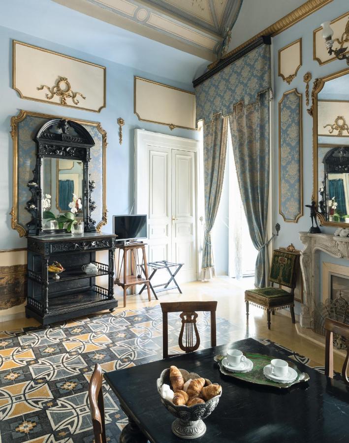ホテル Carafa Di Maddaloni Residenza Di Charme ナポリ エクステリア 写真