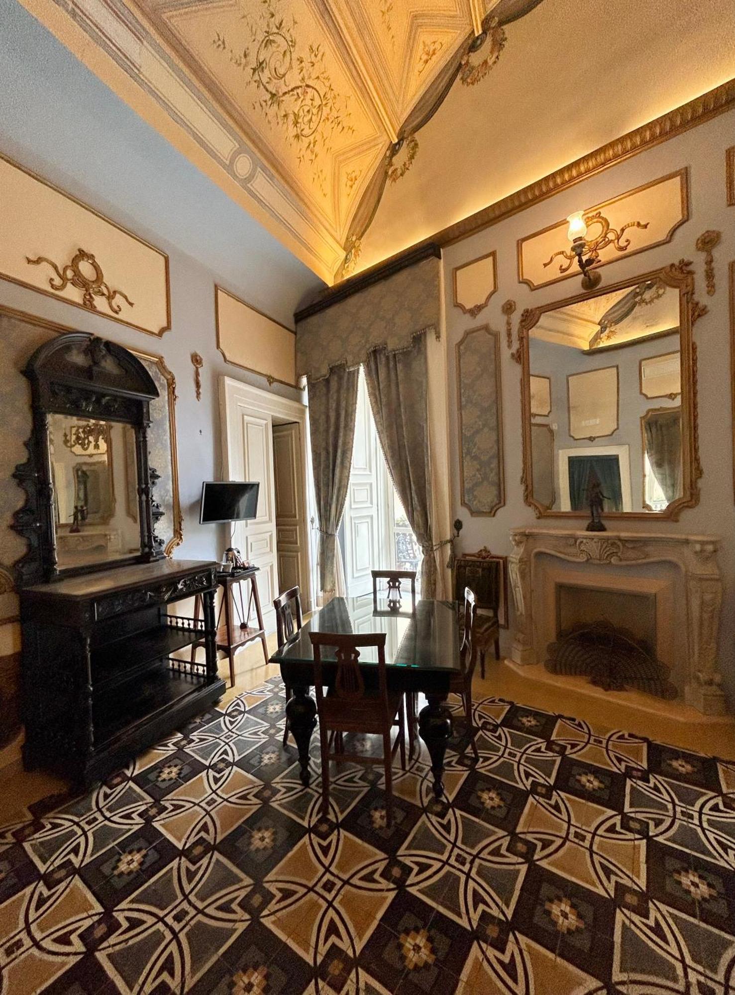 ホテル Carafa Di Maddaloni Residenza Di Charme ナポリ エクステリア 写真