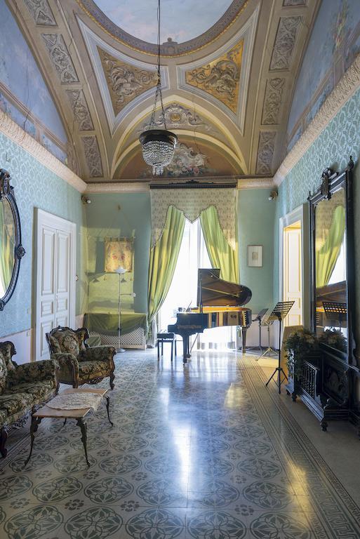 ホテル Carafa Di Maddaloni Residenza Di Charme ナポリ エクステリア 写真